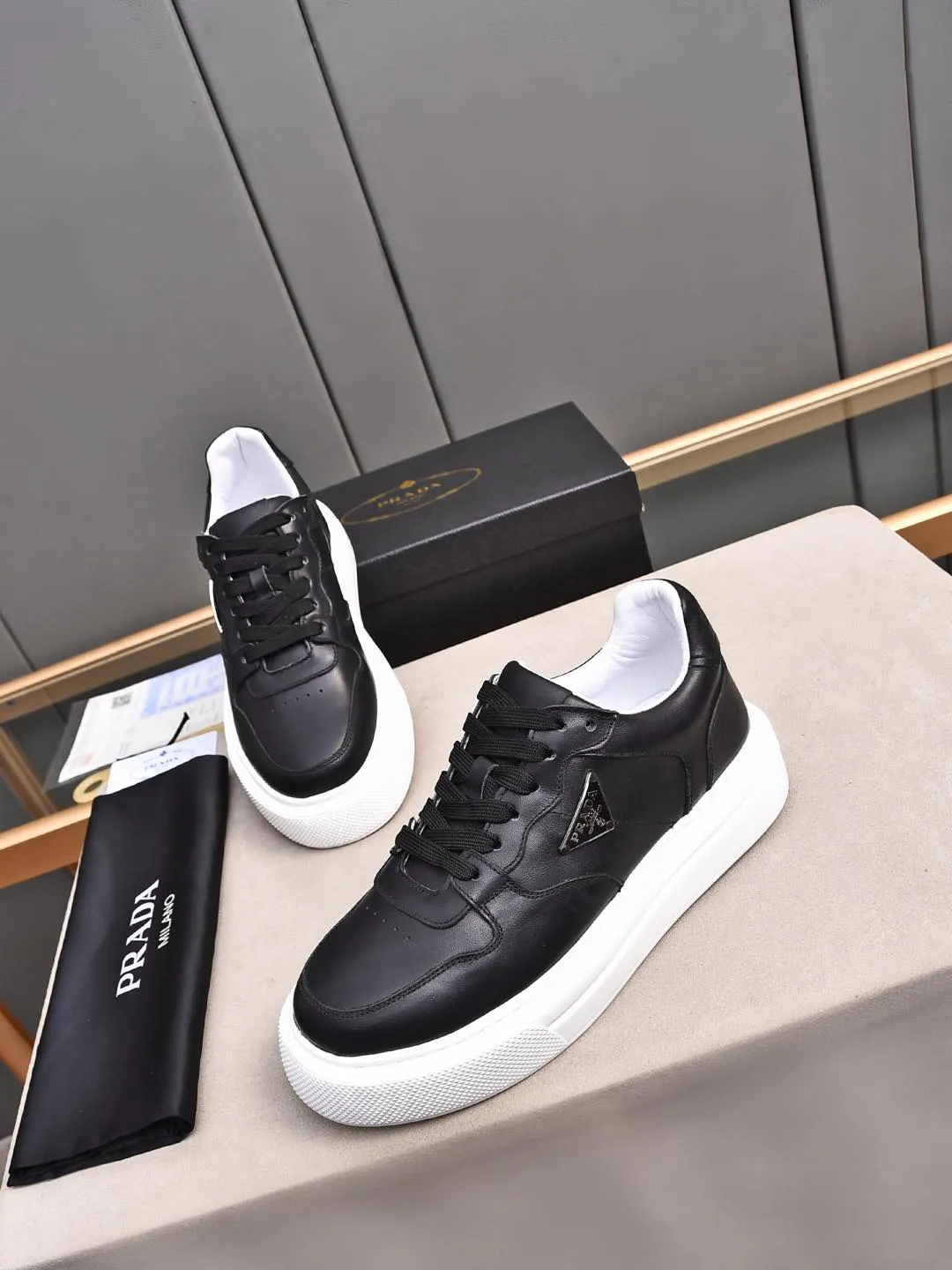 Men's shoes 💰500 Prada/Prada Men's new casual shoes, this upper is made of imported calfskin. The outside is decorated with the P family's classic metal triangle enamel logo, with cowhide lining and cowhide for the foot pads. The outsole is made of non-slip sports exclusive rubber outsole with logo, which feels good on the feet. It is a fashionable and fashionable item!  Size: 38-44 (45 customized)